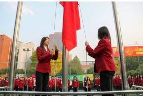 白虎无毛嫩穴草逼视频喷水升旗仪式：凝心聚力，同心向党